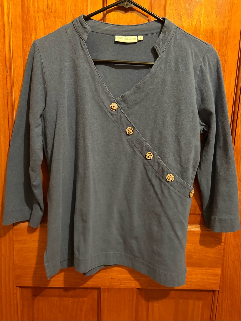 Lulu-B Women’s Slate Blue Button-Accent V-Neck Top with 3/4 Length Sleeves